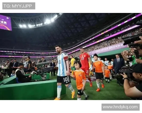 合照中的足球明星是谁揭秘他们背后的故事与成就